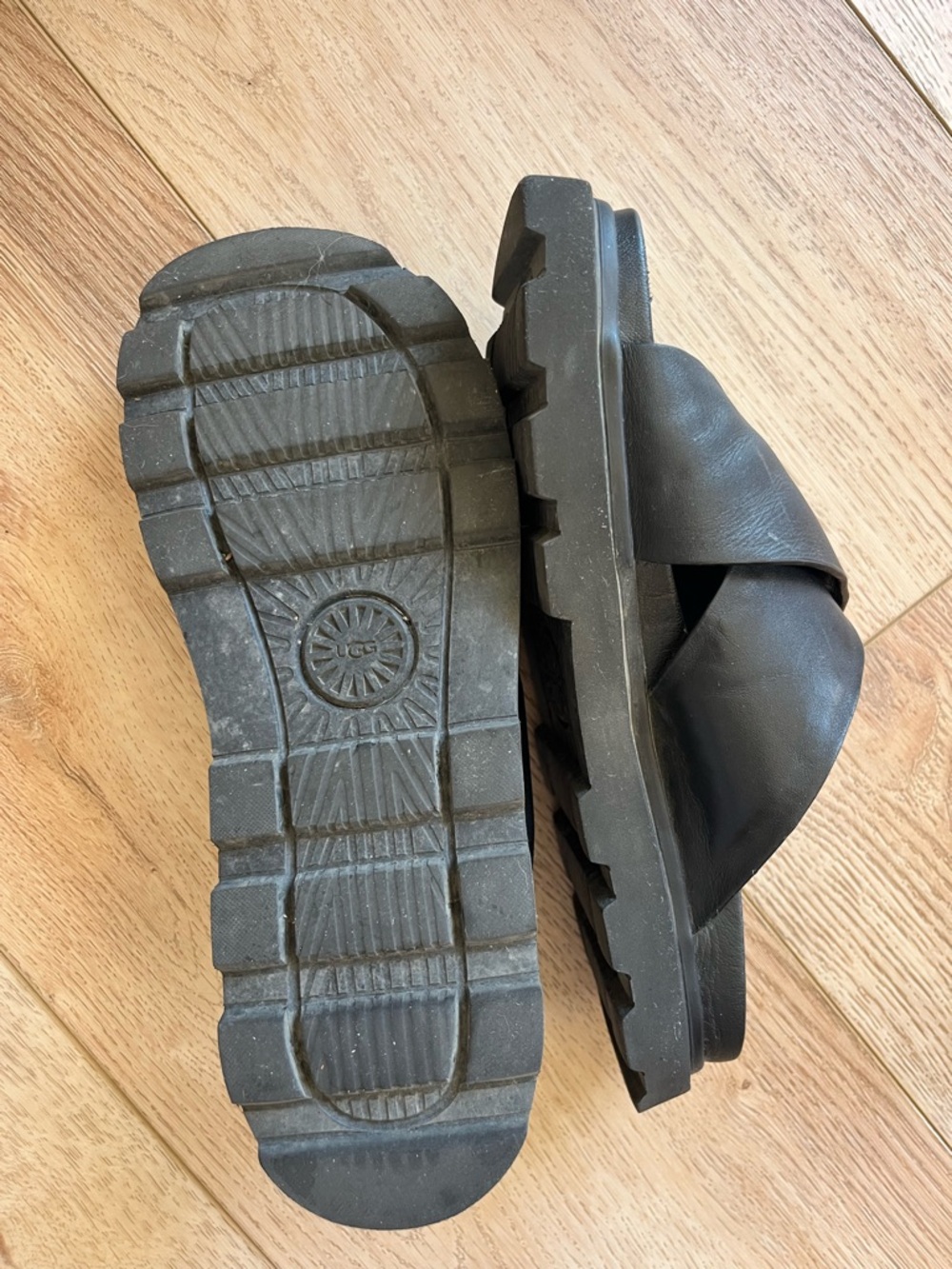 UGG Size 9 Black Crisscross Leather Slide - Picture 7 of 7